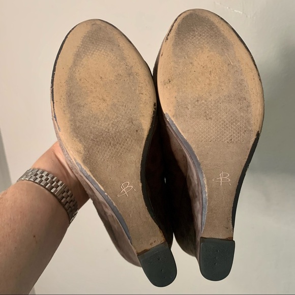 B. MAKOWSKY Bfamie Suede Strappy Wedge Sandals Zip Up Taupe with Box Size 10 - Picture 12 of 13